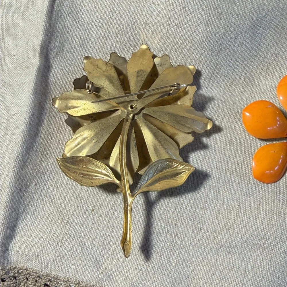 Vintage Sunflower Metal Brooch. Flower Power Era. WA558